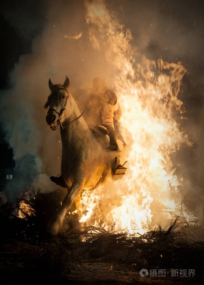 马在一起经历过火灾的骑手