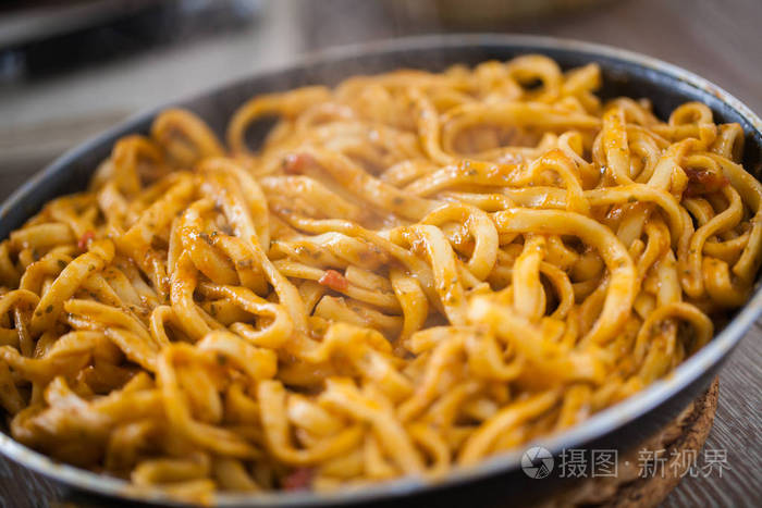 加蕃茄酱和香蒜酱汁面条