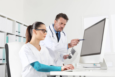 医生和护士使用计算机，医疗咨询的概念