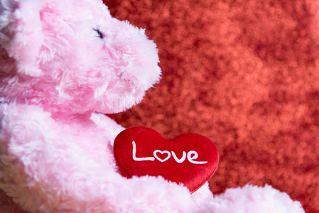红色背景，概念情人节的玩具熊的心