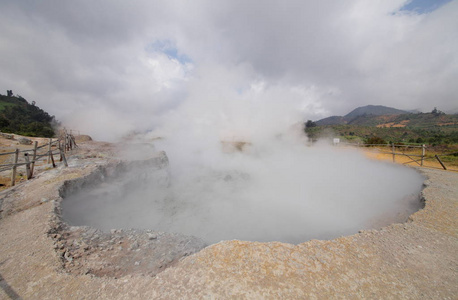 活火山口图片