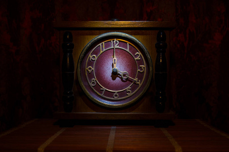 时间概念复古木钟面与粗野纹理在深红色栗色窗帘背景, 四点钟