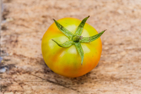 新鲜的番茄上老灰色木背景
