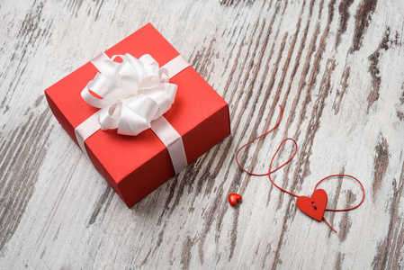 在木板上的情人节红色礼品盒