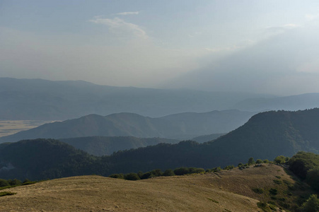在中部的巴尔干山 Beklemeto 或木马通过山风景
