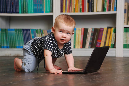 八个月大幼儿婴儿在地板上玩平板电脑