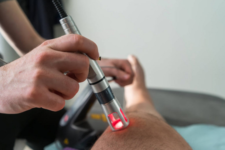 激光疗法用于治疗疼痛的膝盖上图片