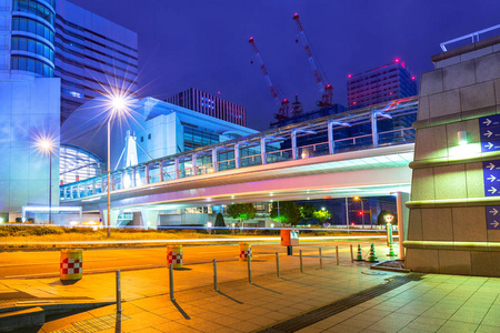 横滨市夜间的城市景观