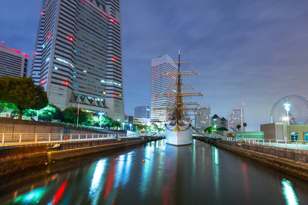 横滨市夜间的城市景观