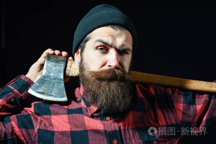 皱眉的男人保持斧