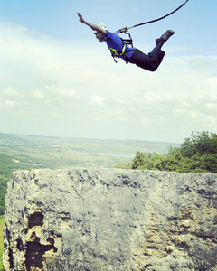 跳绳。从 ajump 悬崖跳进一个峡谷与峡谷与 rope.rope 跳下悬崖。入用一根绳子峡谷的悬崖