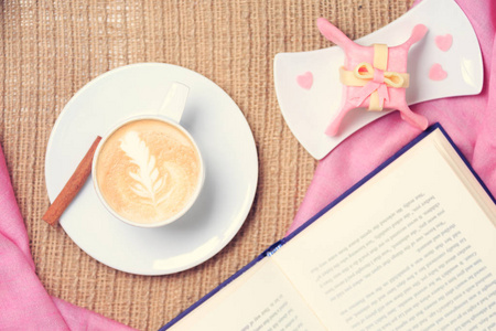 咖啡配粉色围巾。情人节的概念。乡村风格。平 l