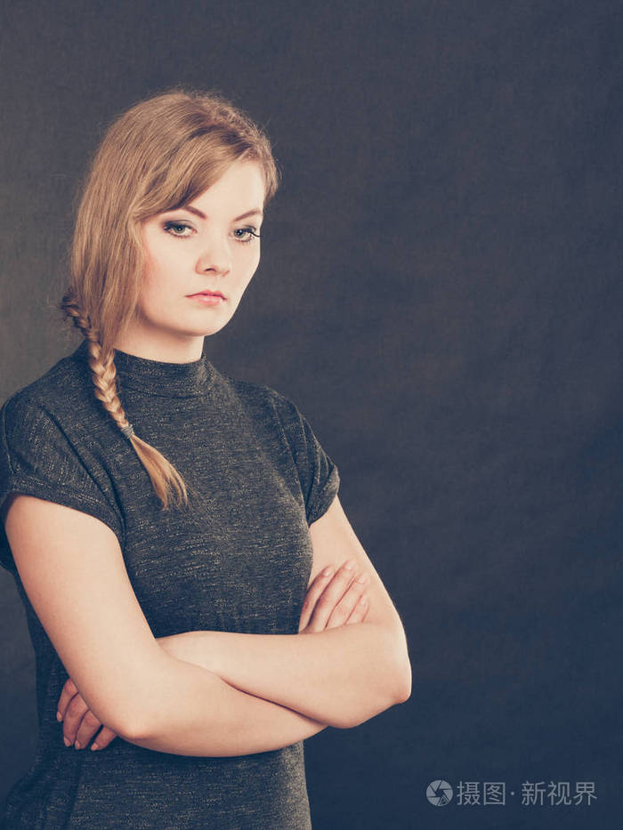 愤怒怨恨年轻的金发女郎