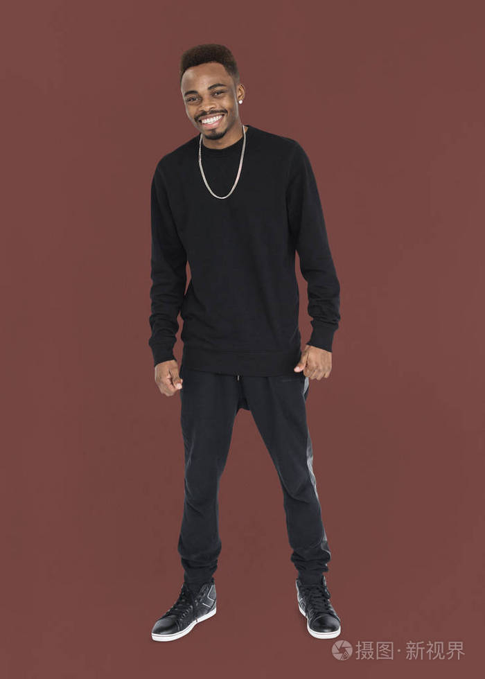 穿黑衣服的时尚非洲人