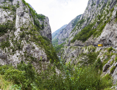 在黑山峡谷的悬崖