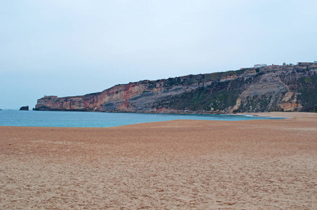 葡萄牙 海滩和邻里普拉亚视图和 Pederneira 和视图层，其他老邻居的 Nazare 镇栖息在悬崖上