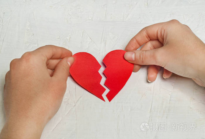 本文白色木制背景上破碎的心