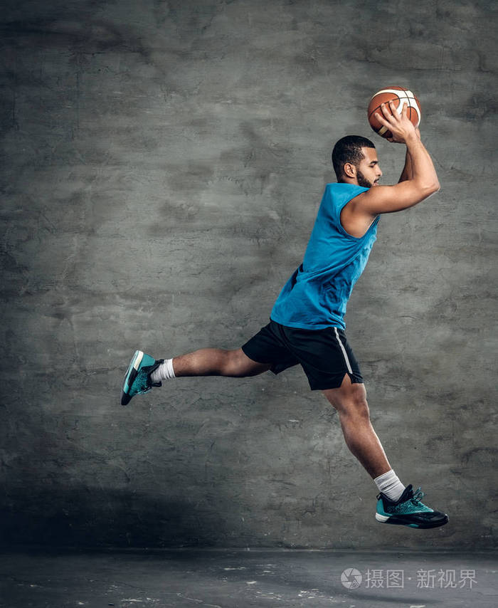 跳跃的篮球运动员