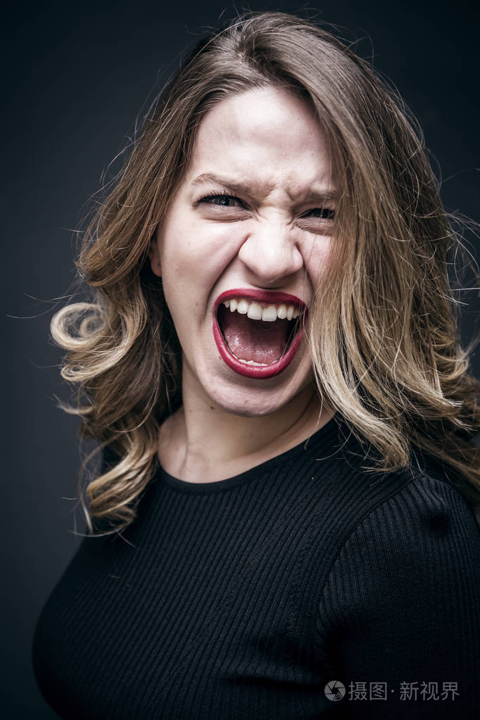 年轻女子大喊,消极的面部表情