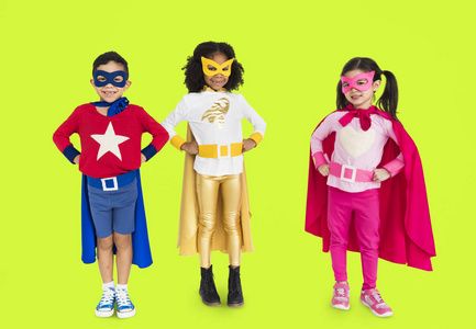 小孩子们在服饰的超级英雄