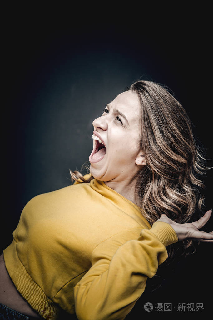 年轻女子大喊消极的面部表情