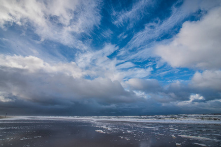 在荷兰的海滩漂亮云