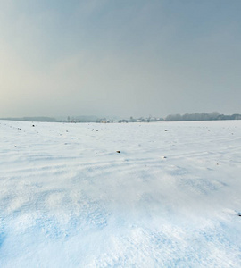 冬天白雪覆盖的田地和大雾天