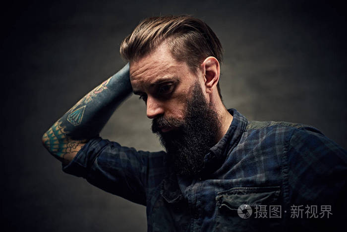 留着长头发的纹身的男