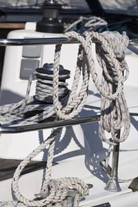 意大利 西西里 地中海 玛丽娜迪拉古 绞车和航海绳索上一艘帆船