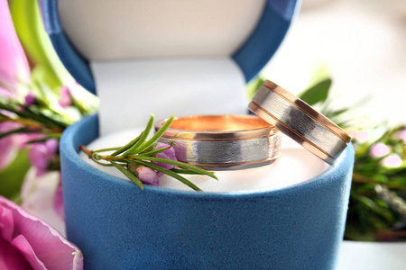 长满鲜花和结婚戒指盒