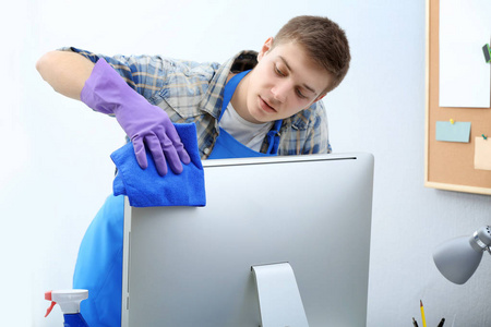年轻男子清洗计算机