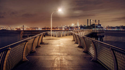 在布鲁克林大桥夜景与摩天大楼到纽约市天际线曼哈顿中城全景视图与现代夜码头