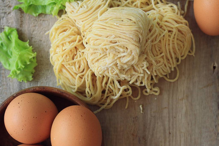 以新鲜鸡蛋面条照片