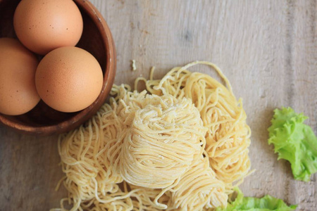 绿色鸡蛋面条图片