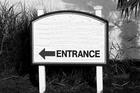 安全指示牌右侧的入口指示牌入口方向白色蓝色红色黑色白色照片