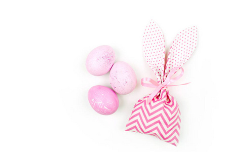 小兔子治疗袋和粉红色的鸡蛋。复活节的概念