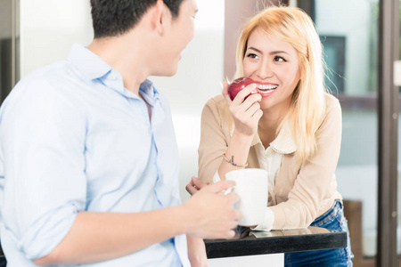 亚洲夫妇一起吃早餐