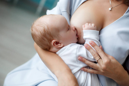 妈妈用母乳喂养新生儿.哺乳期.这婴儿睡觉前吃牛奶.