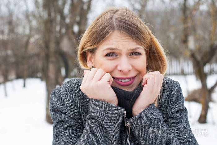 年轻女人感觉冷