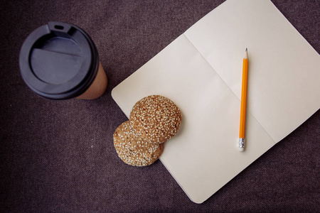 铅笔 笔记本和纸张咖啡杯子