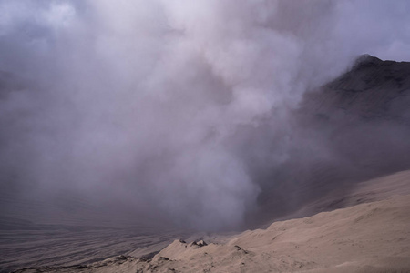 在日出在印度尼西亚东爪哇的婆罗摩火山