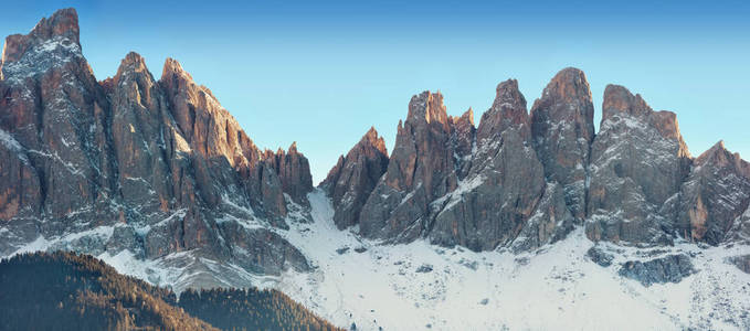 意大利阿尔卑斯山的冬天全景