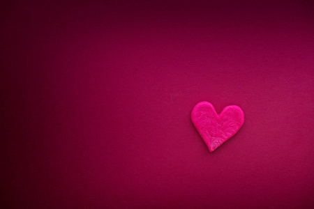 红色的心,有小裂纹热粉红色背景照片