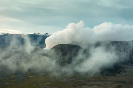 在日出在印度尼西亚东爪哇的婆罗摩火山