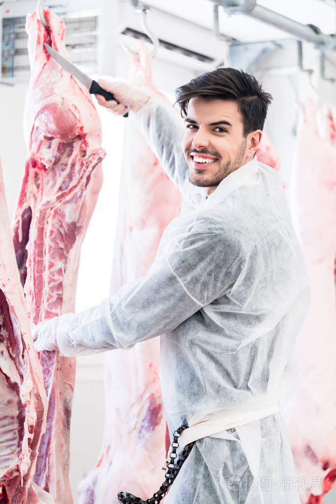 屠夫在屠场或屠房切肉