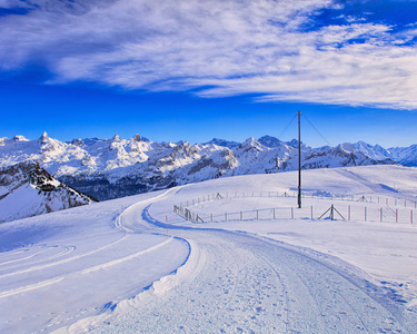 查看上山 Fronalpstock 在瑞士的冬天