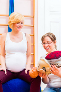 助产士给予产前护理的怀孕母亲图片