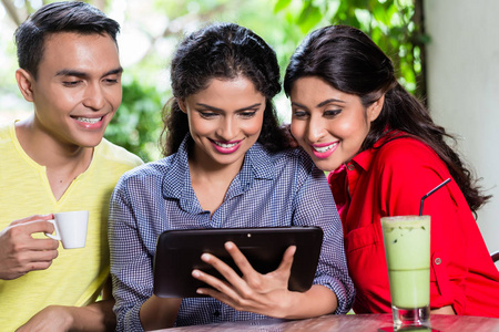 集团的印度年轻人望着平板电脑