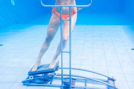 女人在水下体操治疗