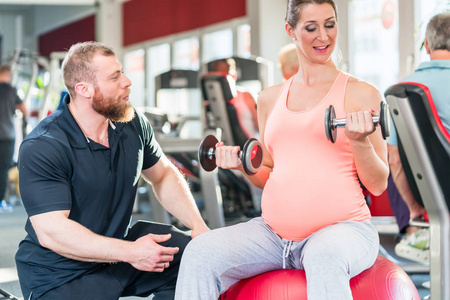 怀孕的女人一起健身私人教练